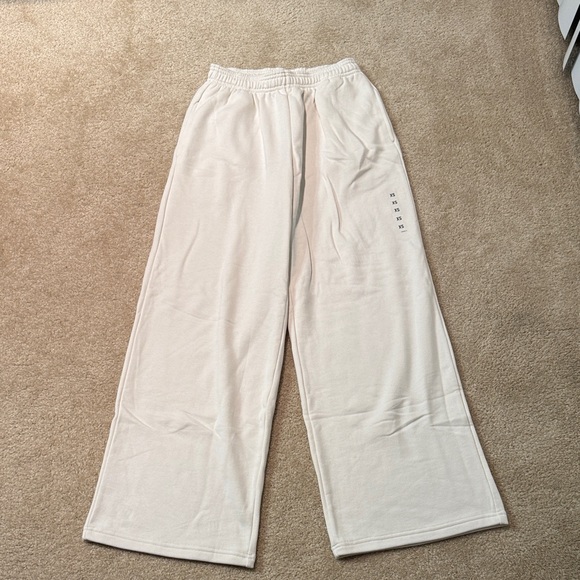 Uniqlo Pants - Uniqlo Cream Wideleg Sweatpants